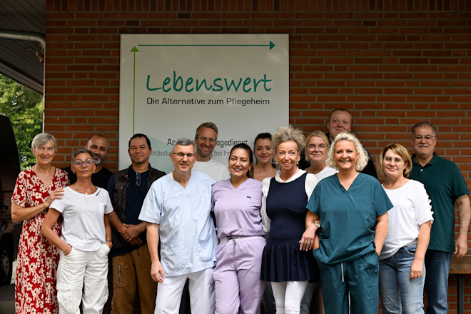 Das Team des ambulanten Pflegedienstes Lebenswert vor dem Gebäude in Vögelsen.