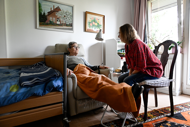 Mitarbeiterin von Lebenswert im Gespräch mit einer Kundin in ihrer Wohnung.