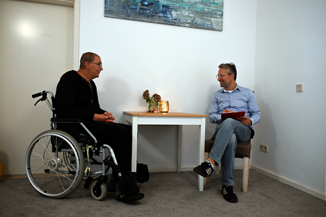 Persönliche Pflegeberatung Mitarbeiter von Lebenswert im persönlichen Beratungsgespräch mit einem Kunden.