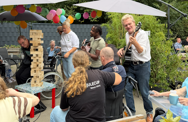 Bewohner, Mitarbeiter und Musiker beim gemeinsamen Sommerfest des Wohn & Pflegeprojekts Lebenswert.
